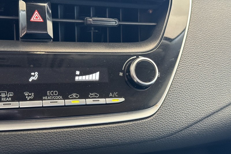 Toyota Corolla Vehicle Full-screen Gallery Image 29