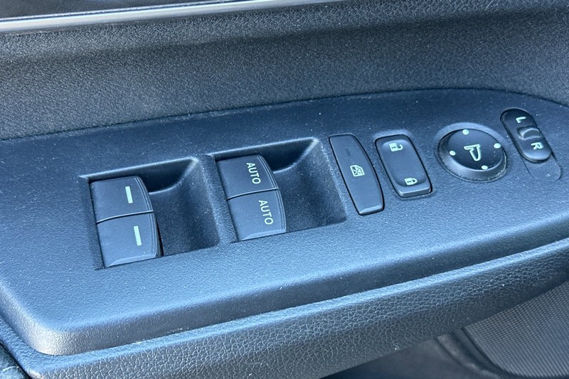 Honda CR-V Hybrid Vehicle Full-screen Gallery Image 12