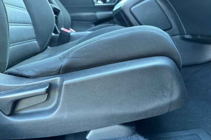 Honda CR-V Hybrid Vehicle Full-screen Gallery Image 23