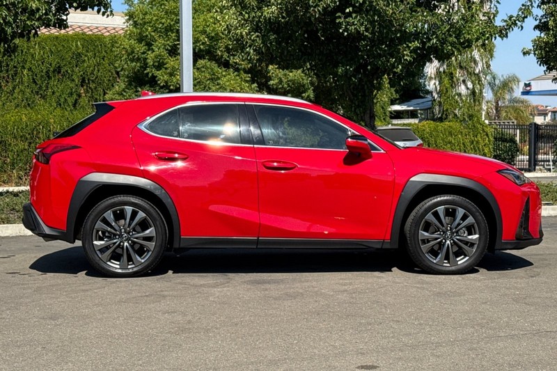 Lexus UX Vehicle Full-screen Gallery Image 03
