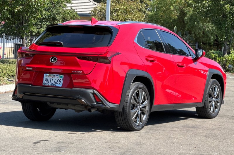 Lexus UX Vehicle Full-screen Gallery Image 04