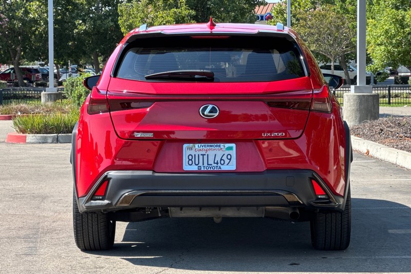 Lexus UX Vehicle Full-screen Gallery Image 05