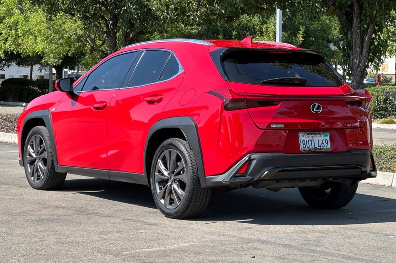 Lexus UX Vehicle Full-screen Gallery Image 06