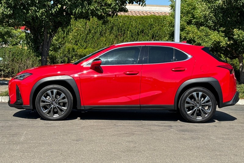 Lexus UX Vehicle Full-screen Gallery Image 07