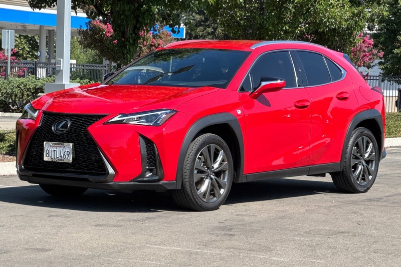 Lexus UX Vehicle Full-screen Gallery Image 08