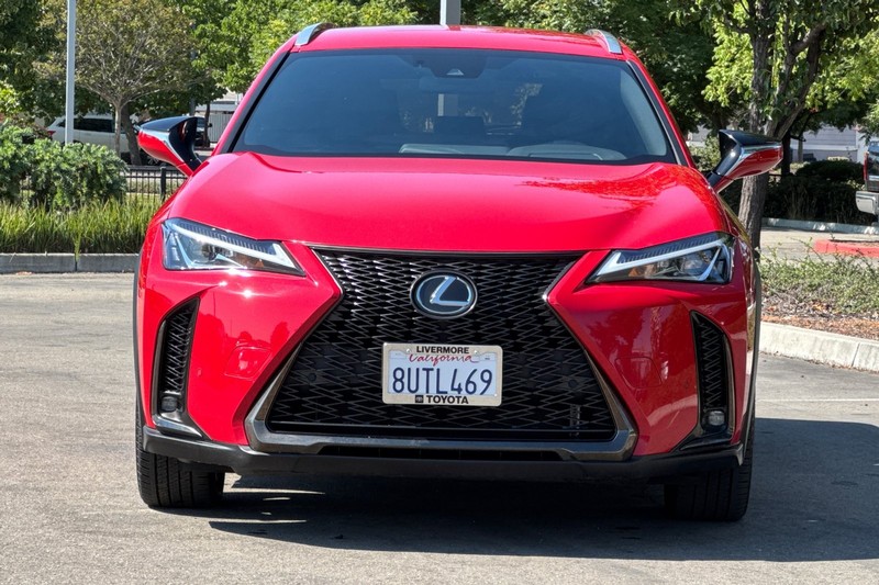 Lexus UX Vehicle Full-screen Gallery Image 09