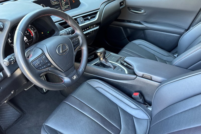 Lexus UX Vehicle Full-screen Gallery Image 10