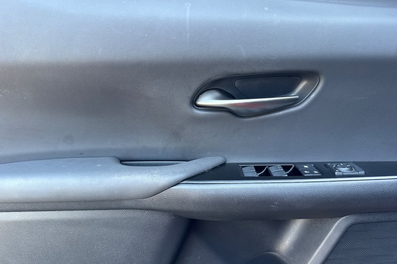 Lexus UX Vehicle Full-screen Gallery Image 11