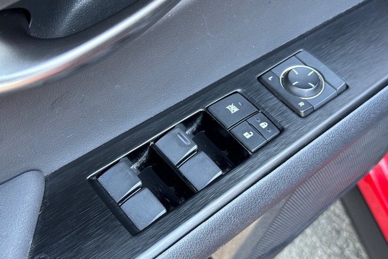 Lexus UX Vehicle Full-screen Gallery Image 12