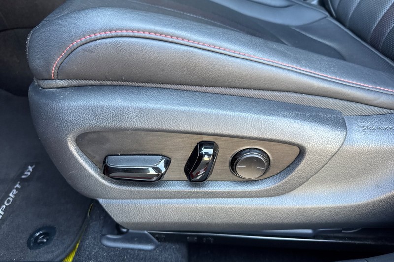 Lexus UX Vehicle Full-screen Gallery Image 13