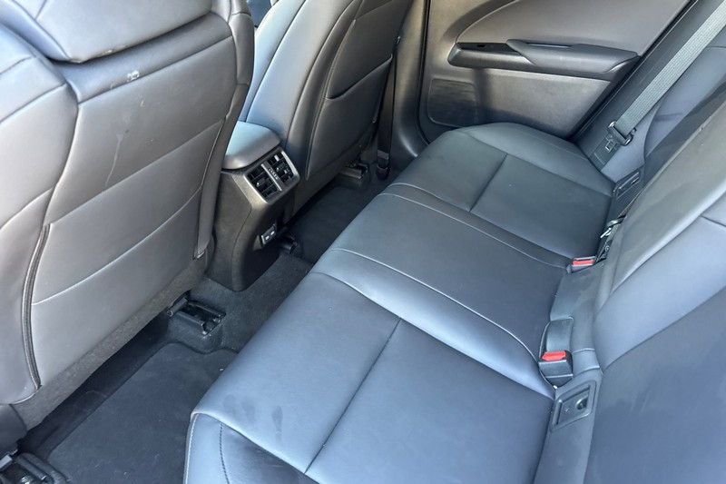 Lexus UX Vehicle Full-screen Gallery Image 14