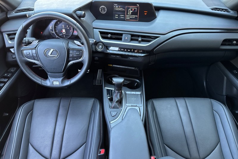 Lexus UX Vehicle Full-screen Gallery Image 15