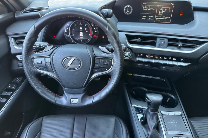 Lexus UX Vehicle Full-screen Gallery Image 16