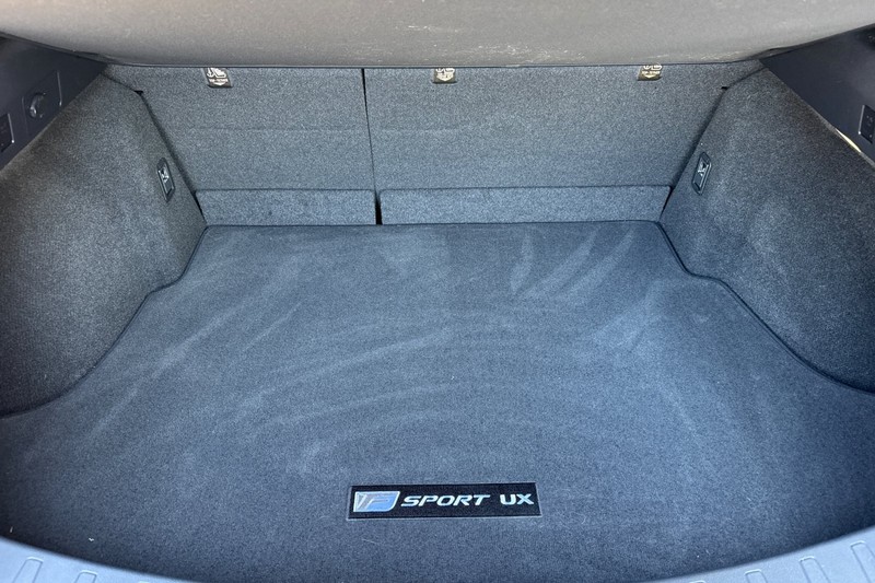 Lexus UX Vehicle Full-screen Gallery Image 17