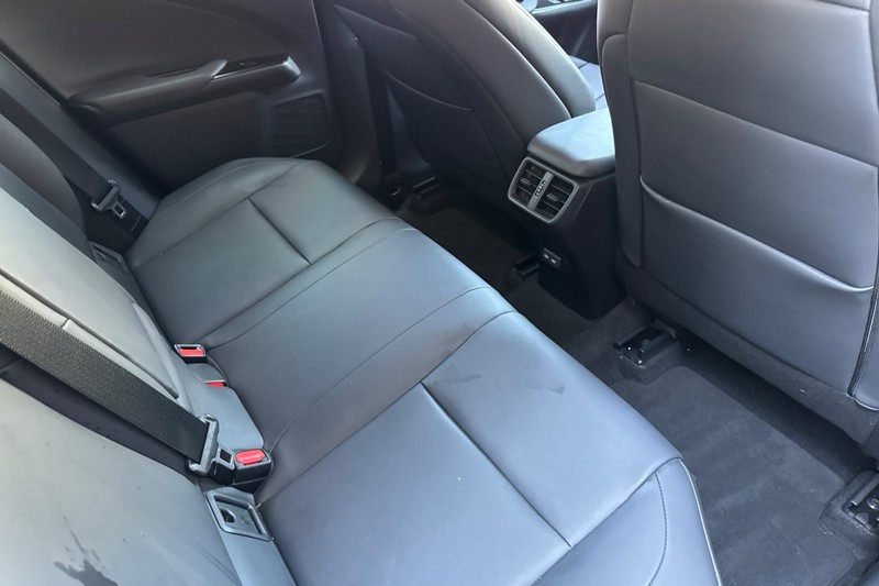 Lexus UX Vehicle Full-screen Gallery Image 18