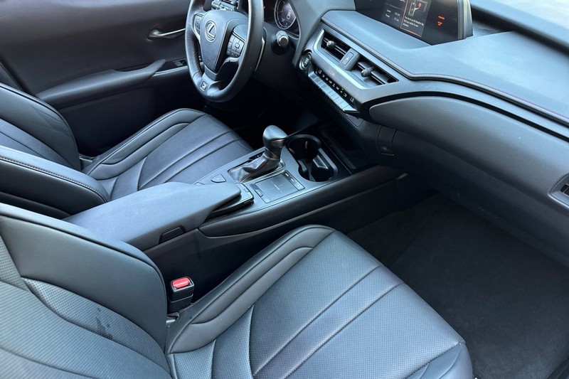 Lexus UX Vehicle Full-screen Gallery Image 19