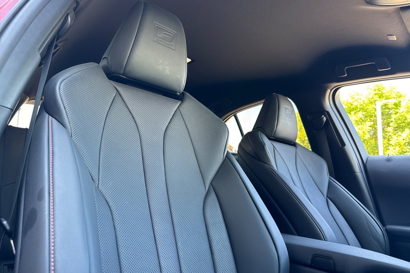 Lexus UX Vehicle Full-screen Gallery Image 20