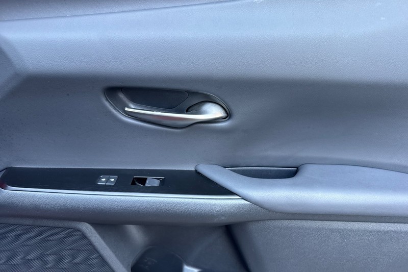Lexus UX Vehicle Full-screen Gallery Image 21