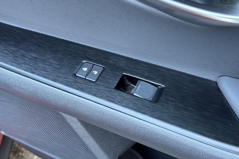 Lexus UX Vehicle Full-screen Gallery Image 22