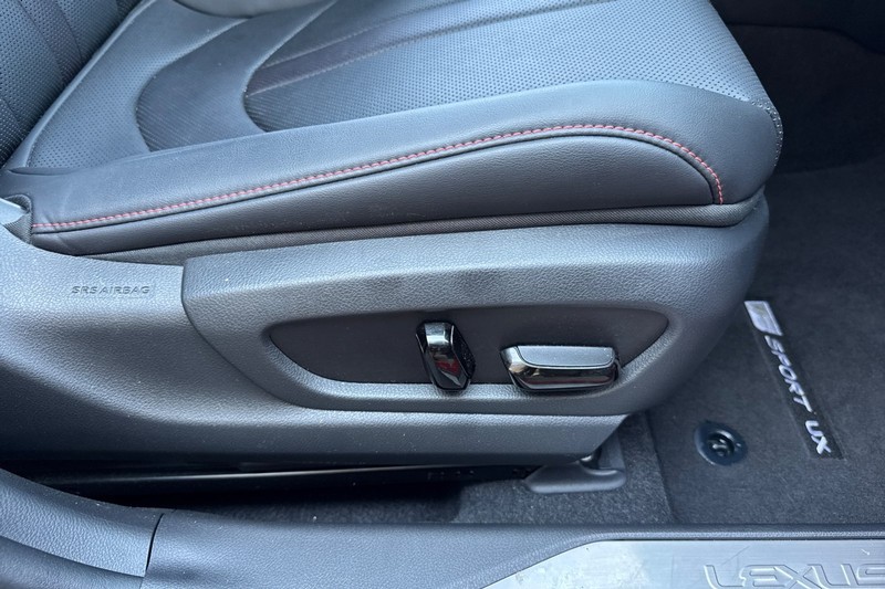 Lexus UX Vehicle Full-screen Gallery Image 23