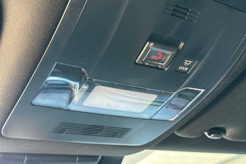 Lexus UX Vehicle Full-screen Gallery Image 24