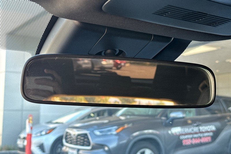 Lexus UX Vehicle Full-screen Gallery Image 25