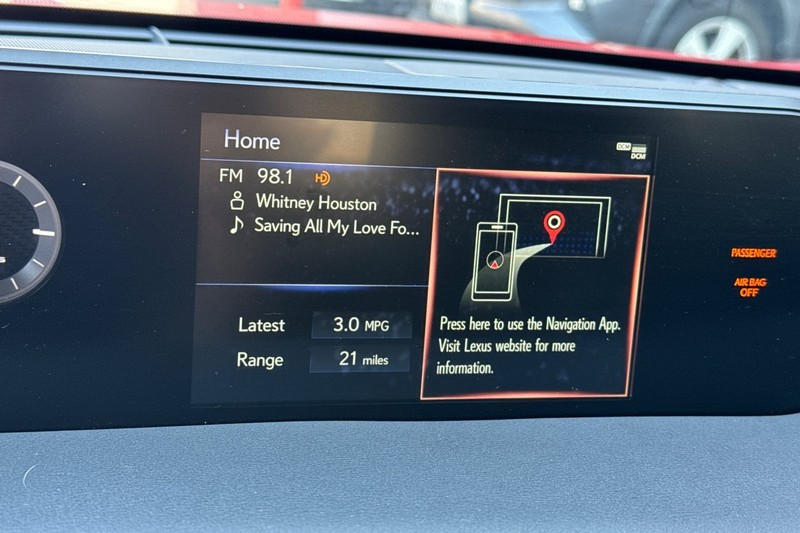 Lexus UX Vehicle Full-screen Gallery Image 26