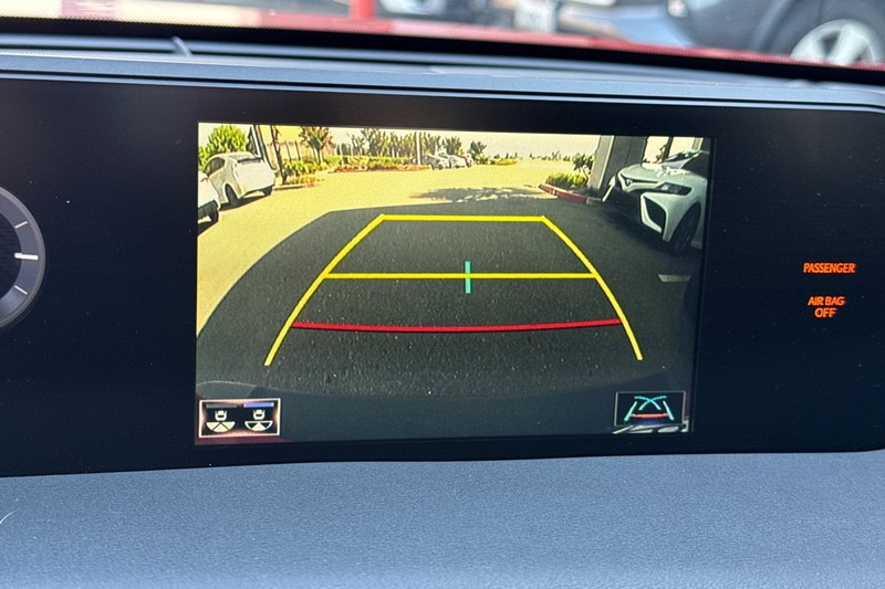 Lexus UX Vehicle Full-screen Gallery Image 27
