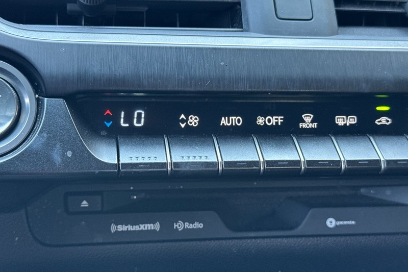 Lexus UX Vehicle Full-screen Gallery Image 29