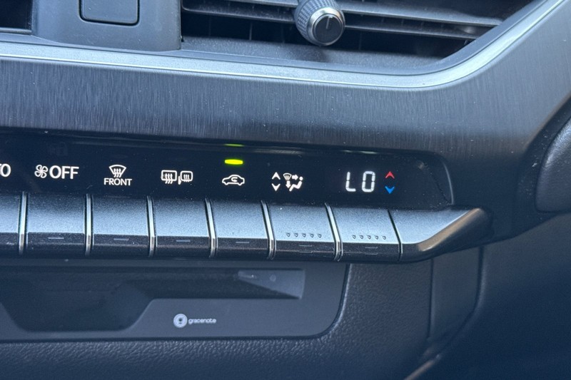 Lexus UX Vehicle Full-screen Gallery Image 30