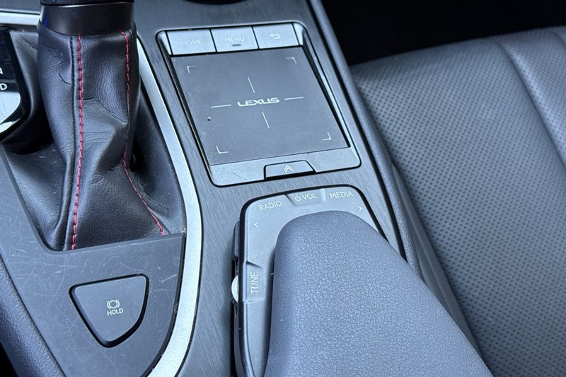 Lexus UX Vehicle Full-screen Gallery Image 32