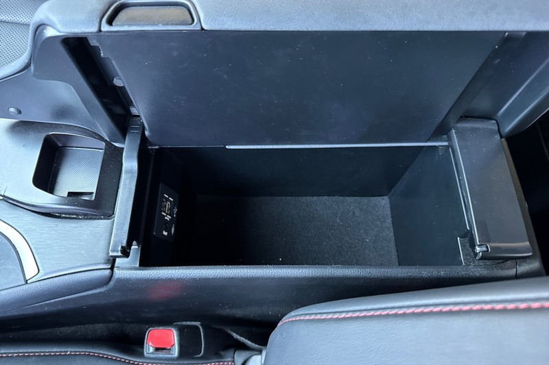 Lexus UX Vehicle Full-screen Gallery Image 33