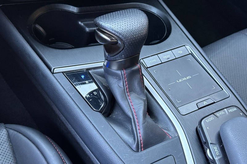 Lexus UX Vehicle Full-screen Gallery Image 34