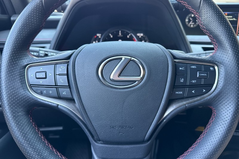 Lexus UX Vehicle Full-screen Gallery Image 36