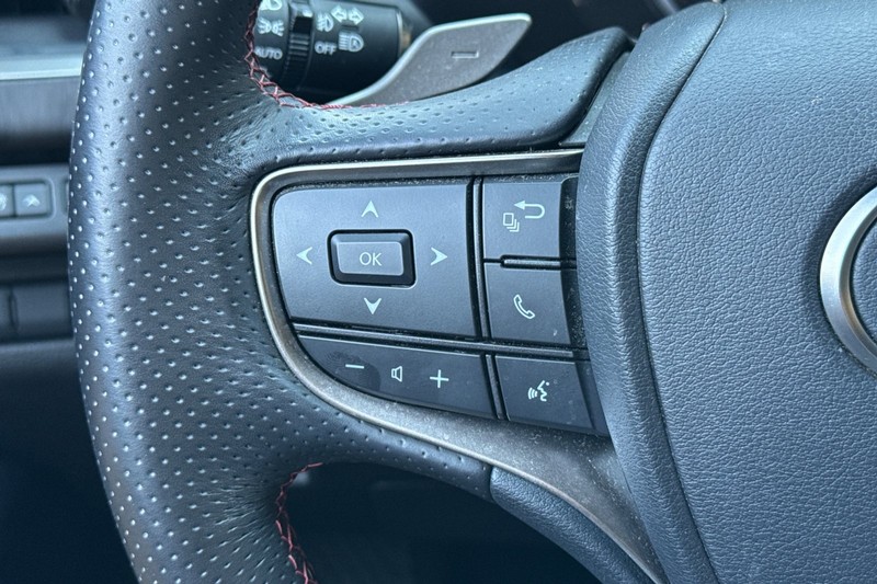 Lexus UX Vehicle Full-screen Gallery Image 37