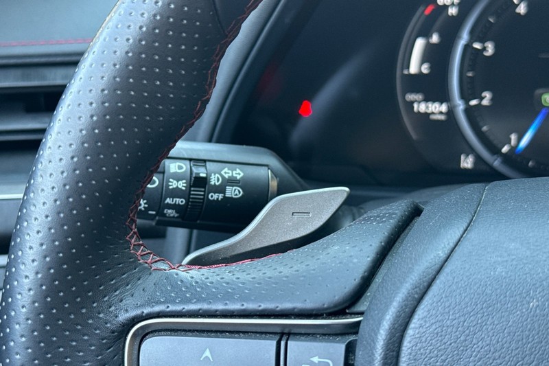 Lexus UX Vehicle Full-screen Gallery Image 38