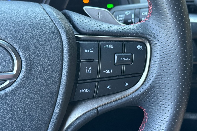 Lexus UX Vehicle Full-screen Gallery Image 39