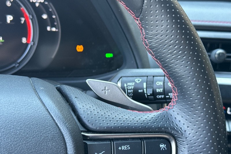 Lexus UX Vehicle Full-screen Gallery Image 40