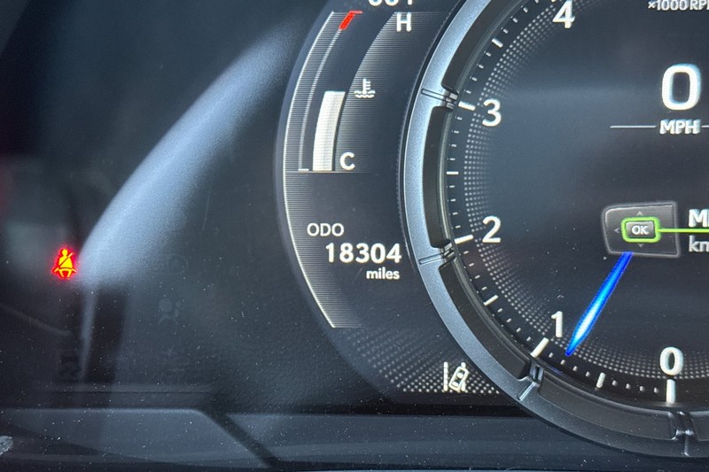 Lexus UX Vehicle Full-screen Gallery Image 41