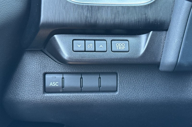 Lexus UX Vehicle Full-screen Gallery Image 42