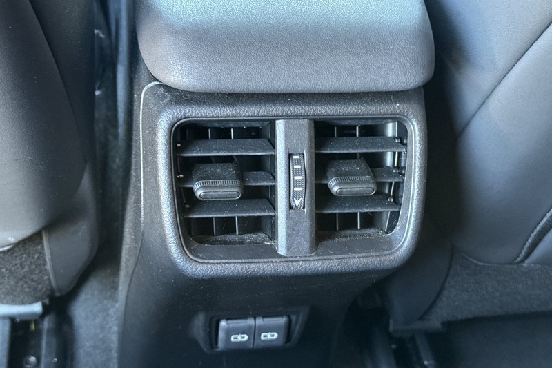 Lexus UX Vehicle Full-screen Gallery Image 43