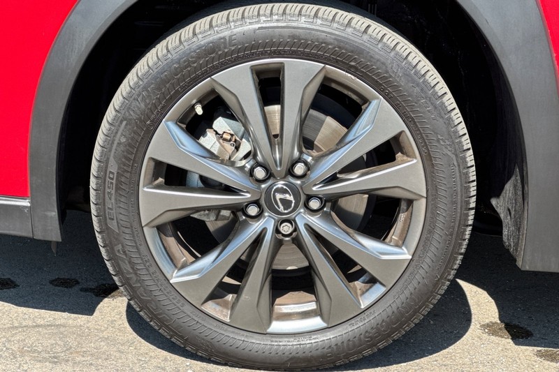 Lexus UX Vehicle Full-screen Gallery Image 45