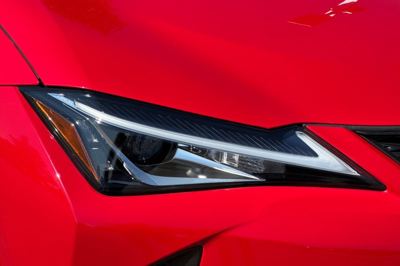 Lexus UX Vehicle Full-screen Gallery Image 46