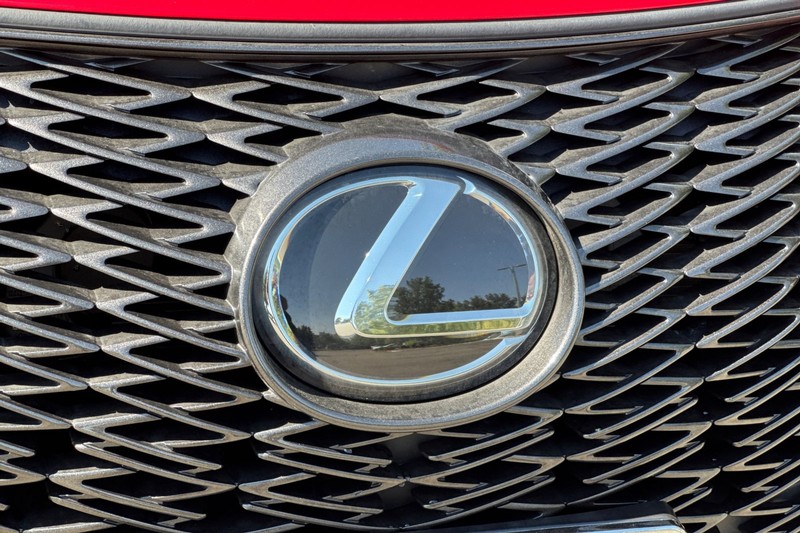 Lexus UX Vehicle Full-screen Gallery Image 47