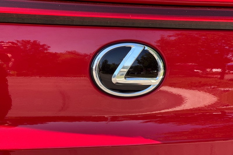 Lexus UX Vehicle Full-screen Gallery Image 49