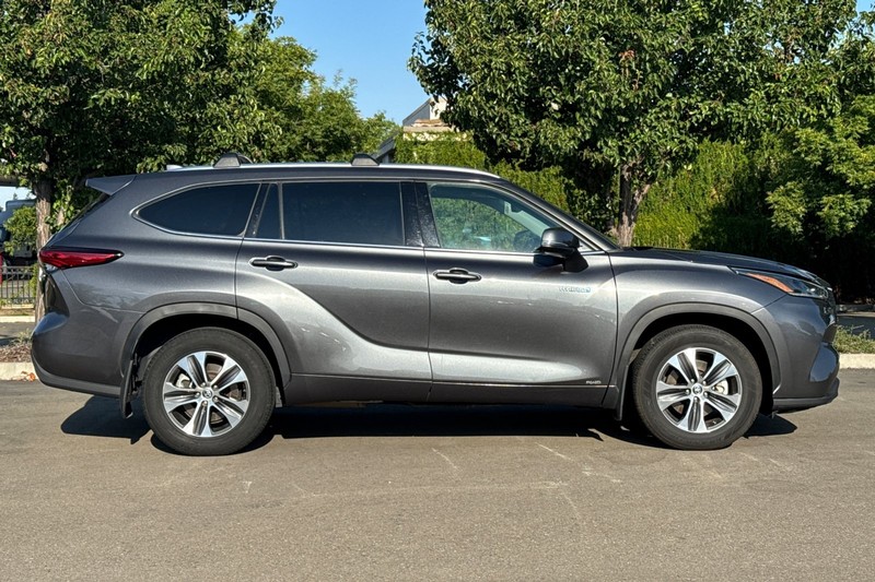 Toyota Highlander Hybrid Vehicle Full-screen Gallery Image 03