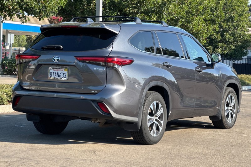 Toyota Highlander Hybrid Vehicle Full-screen Gallery Image 04