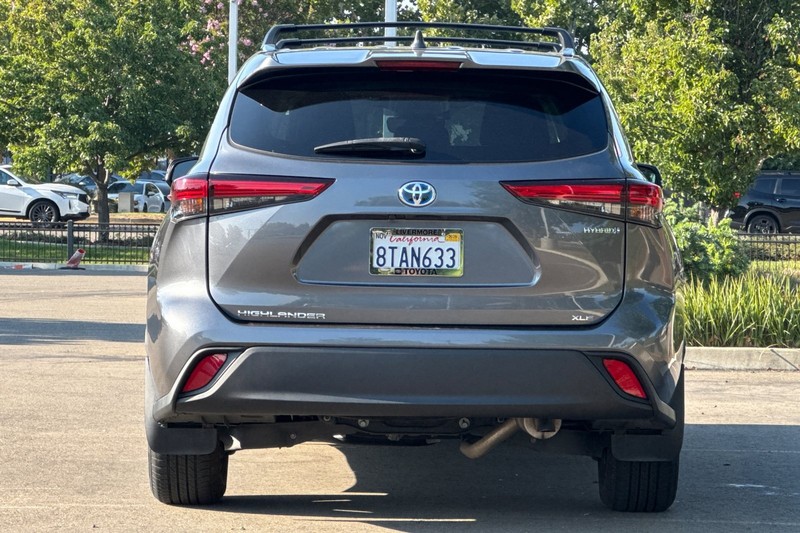 Toyota Highlander Hybrid Vehicle Full-screen Gallery Image 05