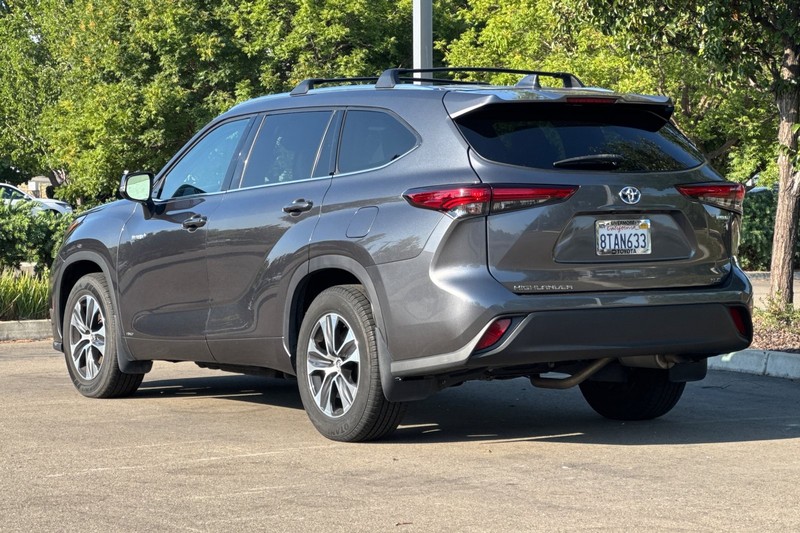 Toyota Highlander Hybrid Vehicle Full-screen Gallery Image 06