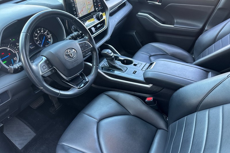 Toyota Highlander Hybrid Vehicle Full-screen Gallery Image 10